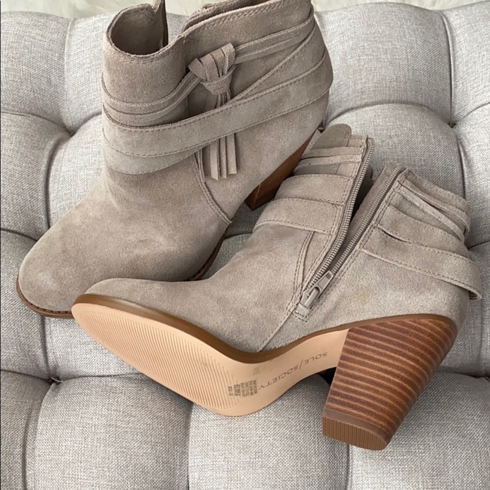NWOB Sole Society Taupe ankle boots